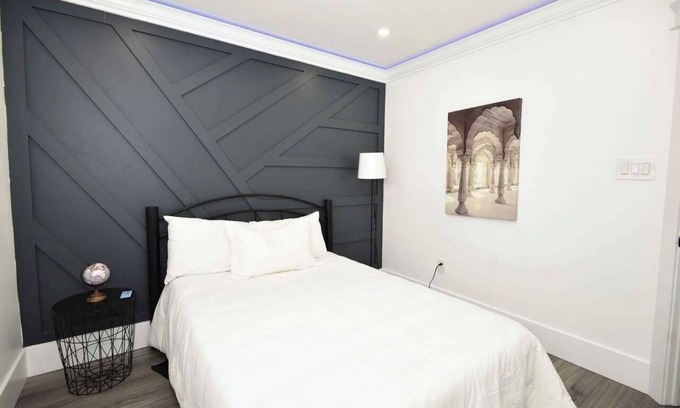 Brampton House | Home Sweet Home + Free Parking & WiFi