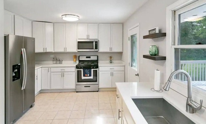 Libertyville House | Home W/Large Deck, Libertyville - Near Naval Base