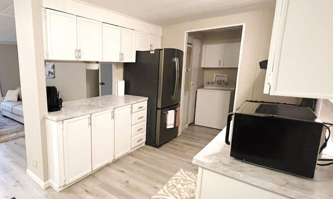 Leo-Cedarville House | Home w/Master King Suite And Garage
