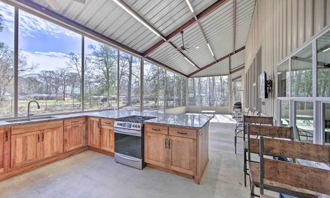 Hemphill House | Home w/Screened Porch - Near Toledo Bend Lake!
