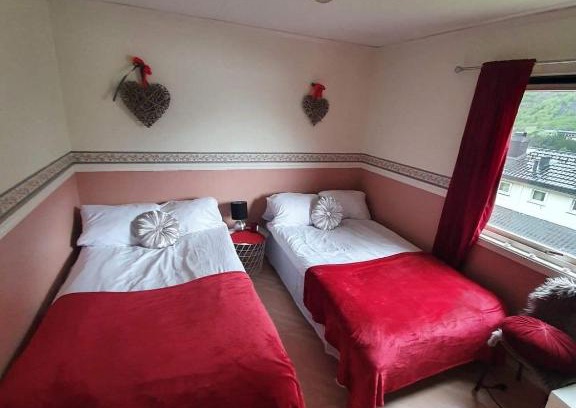 Ardalstangen Apartment | Home with 3 bedrooms in Årdal - beautiful nature
