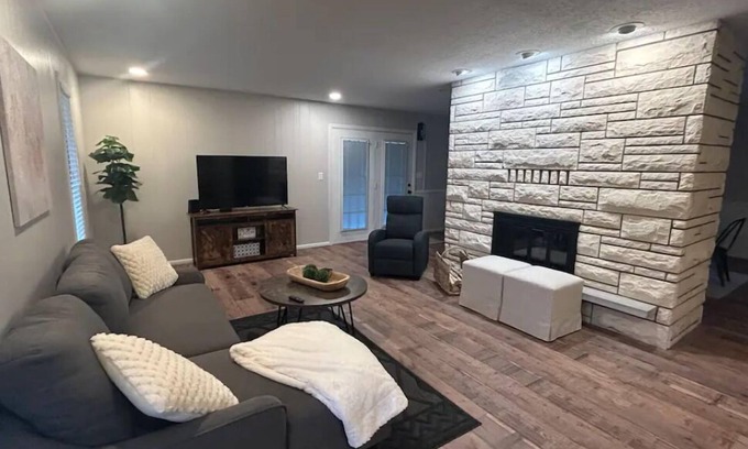 Marshfield House | Home with a park view gives you country living in the heart of Marshfield