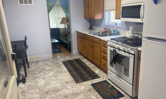 Lincoln House | Home with all the amenities as neighbors, Malls, Restaurants, and grocery stores