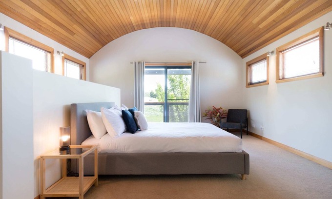 Riverside House | Homely delight with parking and wifi