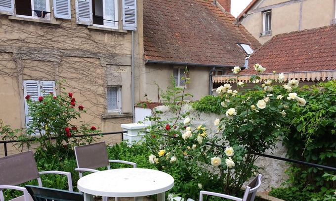 Neris-les-Bains Apartment | Homerez - Amazing apartement for 3 ppl. with garden at Néris-les-Bains
