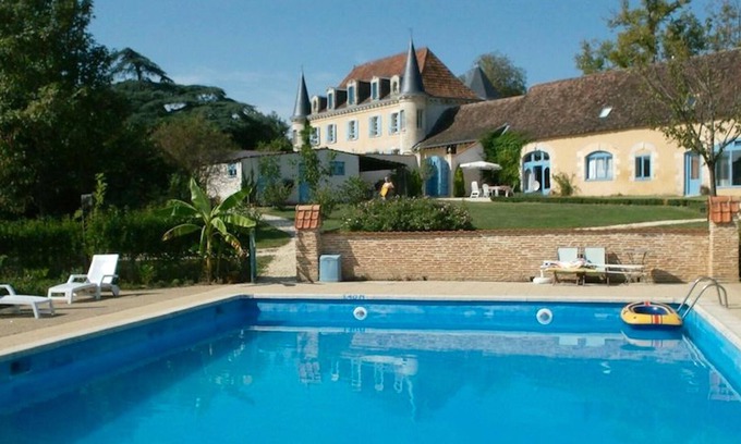 Queyssac House | Homerez - Amazing house for 12 ppl. with shared pool and terrace at Queyssac