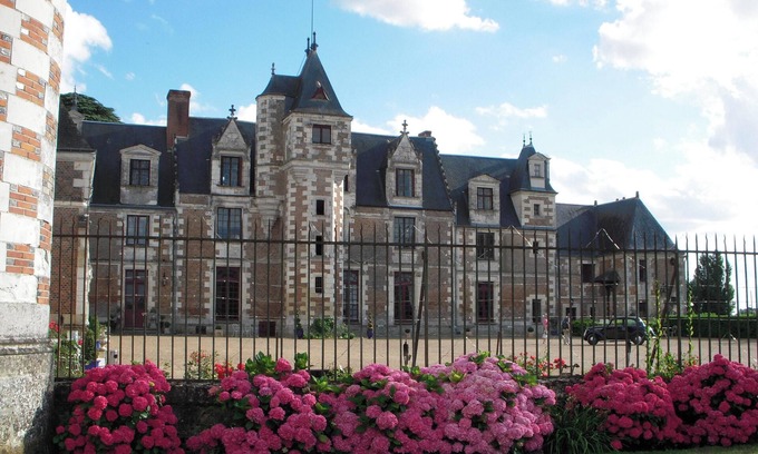 Vernou-sur-Brenne Apartment | Homerez - Apartment in Vernou-sur-Brenne