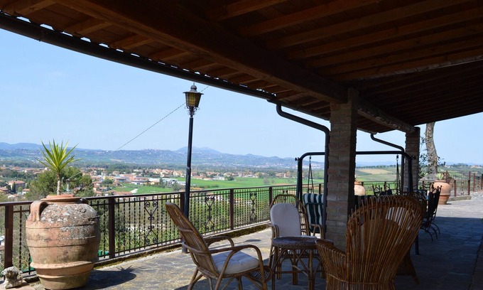 Torgiano Apartment | Homerez - Appartement for 5 ppl. with shared pool and terrace at Torgiano