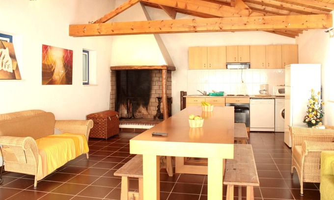 Burinhosa House | Homerez - Big house 5 km away from the beach for 10 ppl. with shared pool