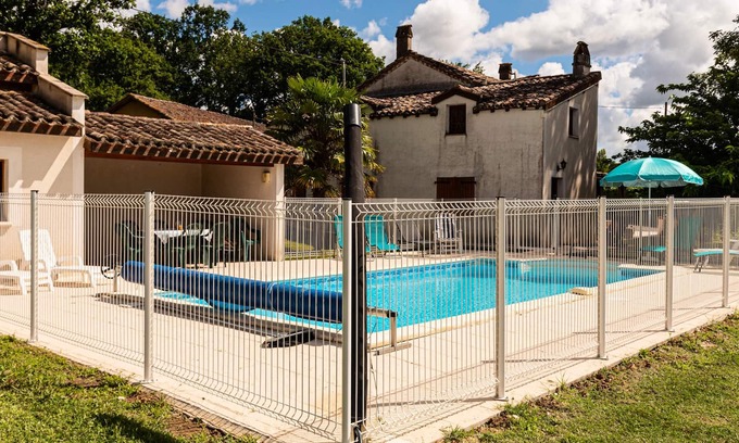 Montlauzun Villa | Homerez - Big villa for 10 ppl. with swimming-pool and terrace at Montlauzun