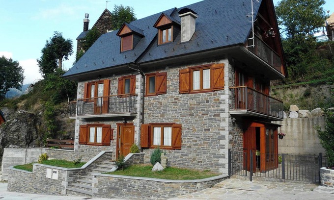 Vielha e Mijaran Ski Chalet | Homerez - Charming Chalet in Viella with Mountain View