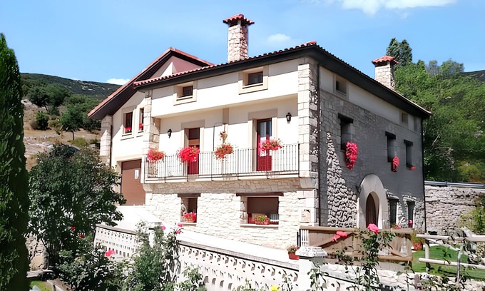 Puente-Arenas House | Homerez - Spacious House with Mountain Views