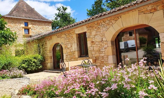 Puy-l'Eveque House | Homerez - House for 4 ppl. with shared pool, terrace and balcony at Puy-l'Évêque