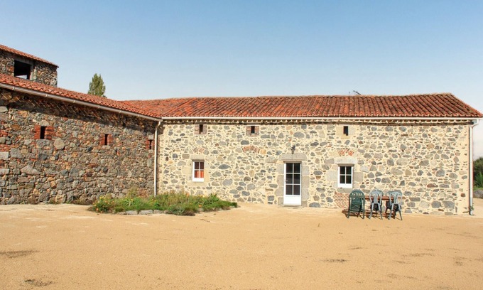 Moutiers-Sous-Chantemerle House | Homerez - Moncoutant house with pool