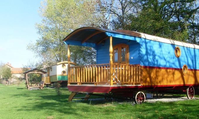 Saint-Pardoux House | Homerez - Nice bungalow for 4 ppl. with shared pool and garden at Saint-Pardoux