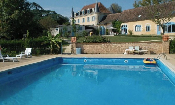 Queyssac House | Homerez - Spacious house in Queyssac with garden