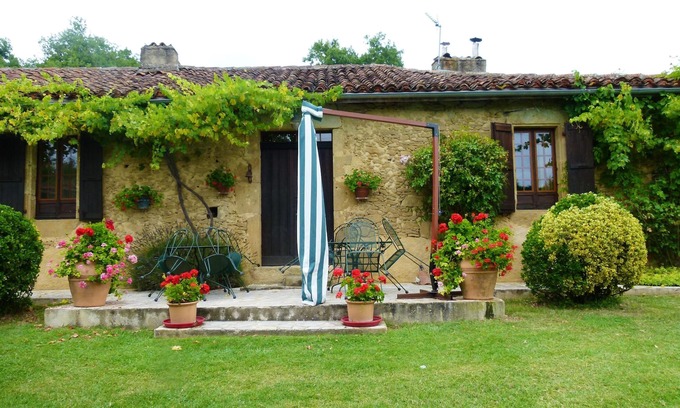 Ornezan Villa | Homerez - Spacious villa for 6 ppl. with swimming-pool and garden at Ornézan