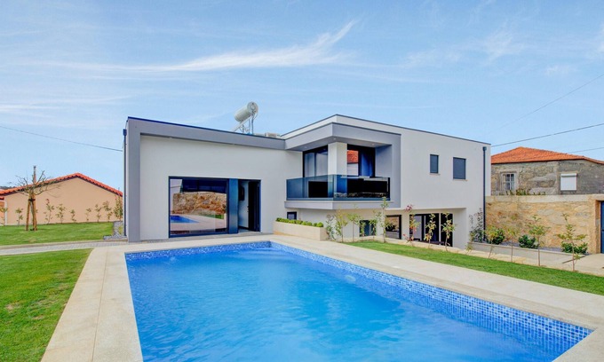 Esposende Villa | Homerez - Villa for 6 ppl. with swimming-pool, garden and terrace at Esposende