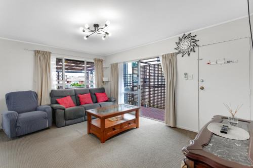 Auckland House | Homespun Unit with deck, air-con and parking