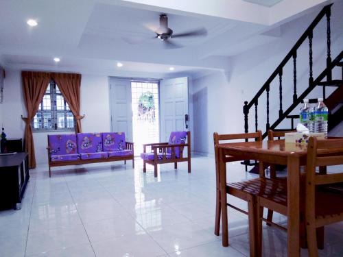 Taman Bukit Katil House | Homestay Bukit Katil Melaka 10Pax 3R3B