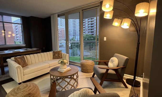 Ballston Apartment | Homestead Charm Arlington King bd