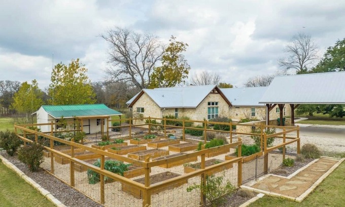 Waco House | Homestead Private Retreat