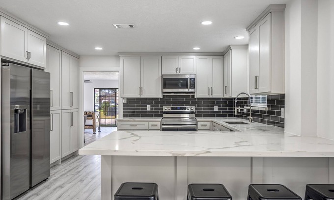 Katy House | Hometown Home- bright 5 bedroom w/ space to park