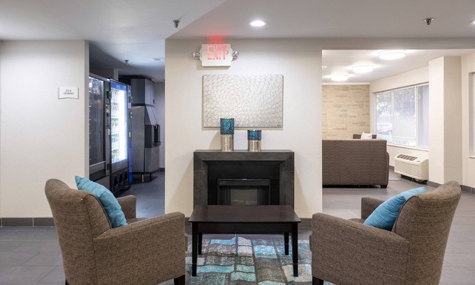 East Syracuse Hotel | HomeTown Inn by Red Roof East Syracuse