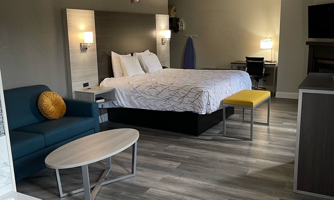 Belle Plaine Hotel | HomeTown Inn & Suites
