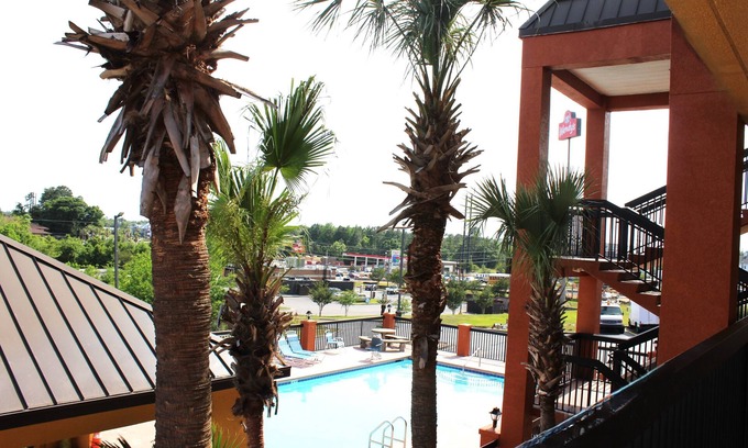 Crestview Hotel | HomeTown Inn & Suites