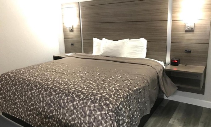 Clearwater Hotel | HomeTown Inn
