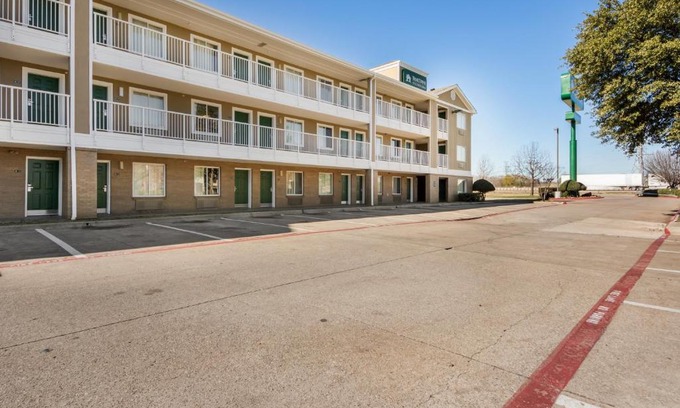Mesquite Hotel | HomeTowne Studios by Red Roof Dallas - Mesquite