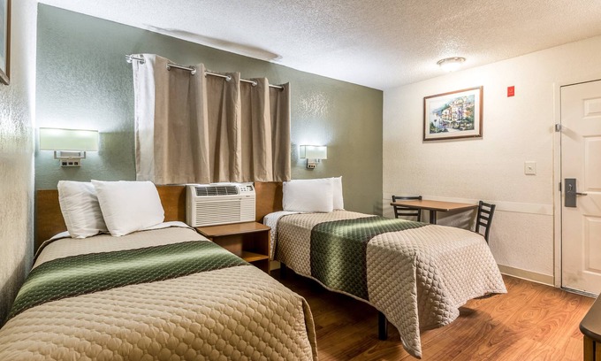 Mesquite Hotel | HomeTowne Studios by Red Roof Dallas - Mesquite