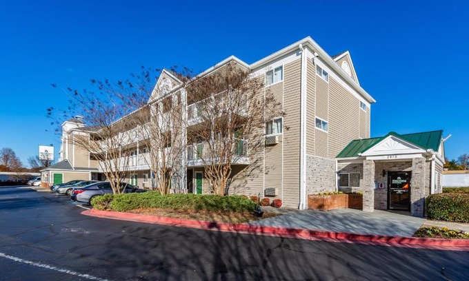 Chamblee Hotel | HomeTowne Studios by Red Roof Atlanta - Chamblee