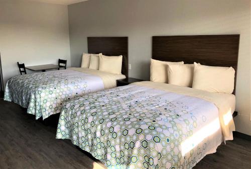 Arena District Hotel | HomeTowne Studios by Red Roof San Antonio E - Frost Bank Center