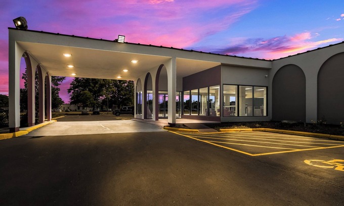North Aurora Hotel | HomeTowne Studios by Red Roof & Conference Center Chicago – N Aurora/Naperville