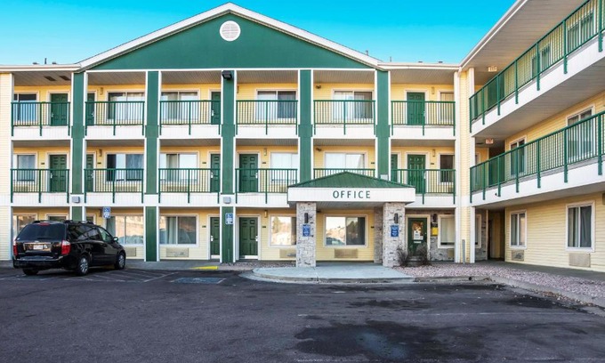 Southeast Colorado Springs Hotel | HomeTowne Studios by Red Roof Colorado Springs - Airport