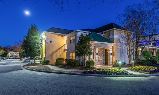 Norcross Hotel | HomeTowne Studios by Red Roof Atlanta NE - Peachtree Corners