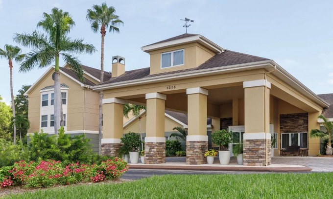 Villas Hotel | Homewood Suites by Hilton Fort Myers
