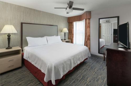 Schaumburg Hotel | Homewood Suites by Hilton Chicago - Schaumburg