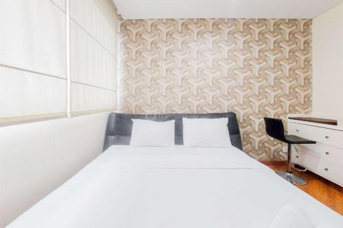 Pinang Apartment | Homey and Modern 1BR at Paddington Heights Apartment By Travelio