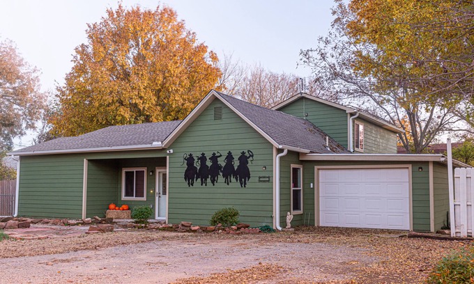 Stillwater House | Homey bungalow just a few blocks from downtown Stillwater and 1 mile to OSU!