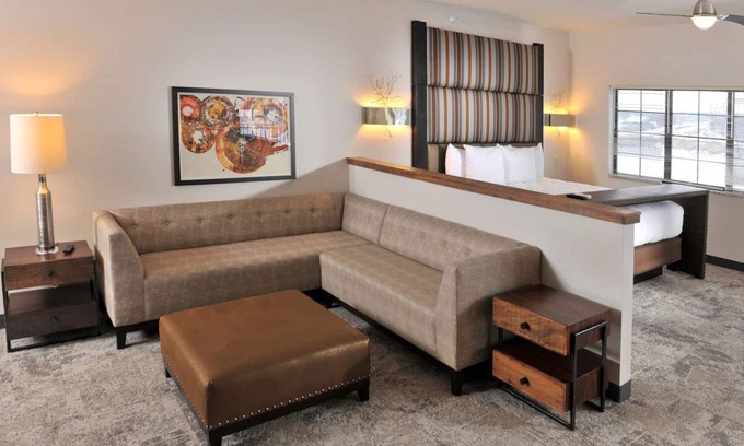 Independence Hotel | Homey Lodge Near KC: Comfy Rooms With Kitchen & Cozy Living Space