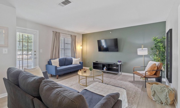 Pleasant Valley Apartment | Homey Modern 3BR Retreat w/Resort Pool