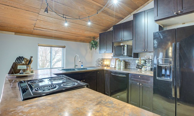 Galloway House | Homey Ohio Getaway on Private 7-Acre Farm!