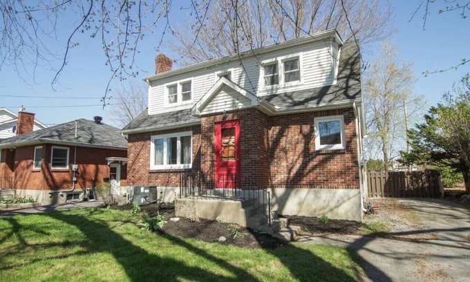 Cornwall House | Homey Single Family on Old Orchard