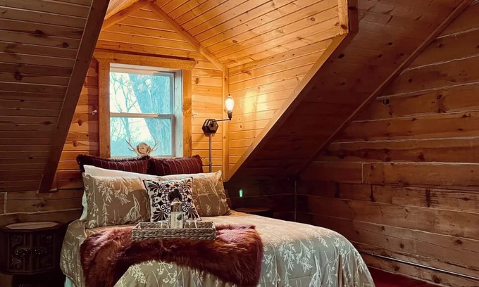 De Soto House | Honey Bear Acres/HOT TUB/Sleeps 4