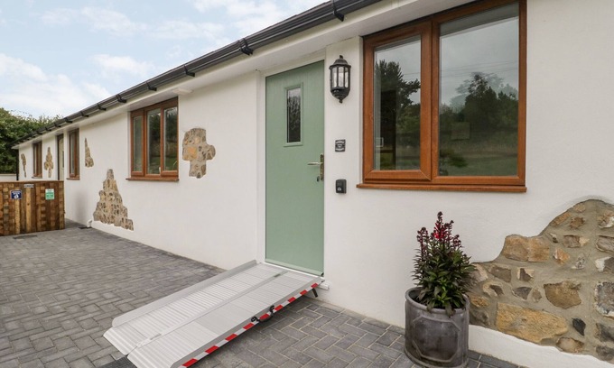 Axminster Cottage | HONEY BEE RETREAT, pet friendly, with a garden in Tytherleigh