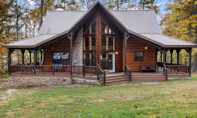 Broken Bow Cabin | Honey Hole Cabin is located on the Carson Creek Rd. Minutes to the Lake