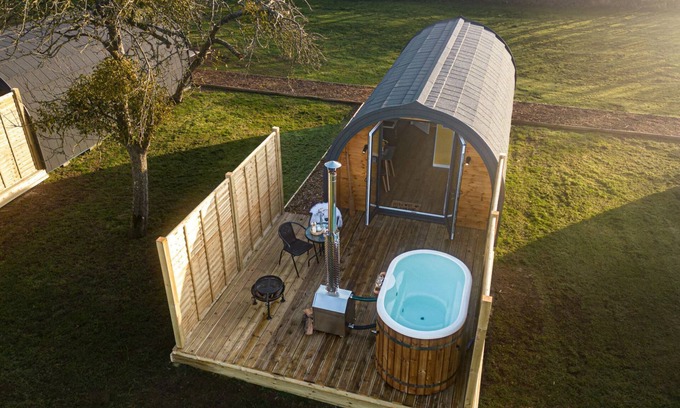 Wells Cabin | Honeycrisp, Apple Tree Glamping - a chalet that sleeps 2 guests in 1 bedroom